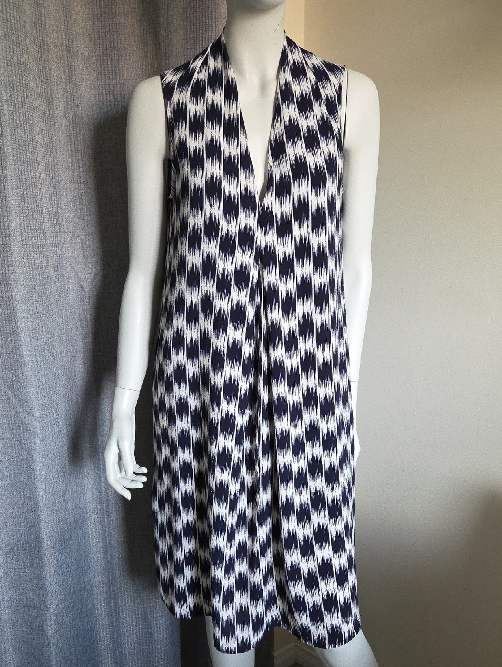 bobeau Navy and White Sleeveless V-Neck Knee-Length Chiffon Dress